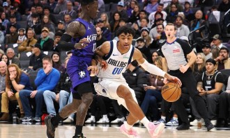 弗拉格23+6+5浓眉缺阵 威少21+9国王击退独行侠