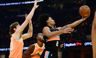 米切尔28+8福克斯25+5+9 骑士第三节追25分逆转马刺