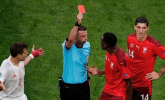 穆里尼奥又领红牌，本菲卡主场6万球迷嘘声震天，维尼修斯进球冲向角旗引发冲突